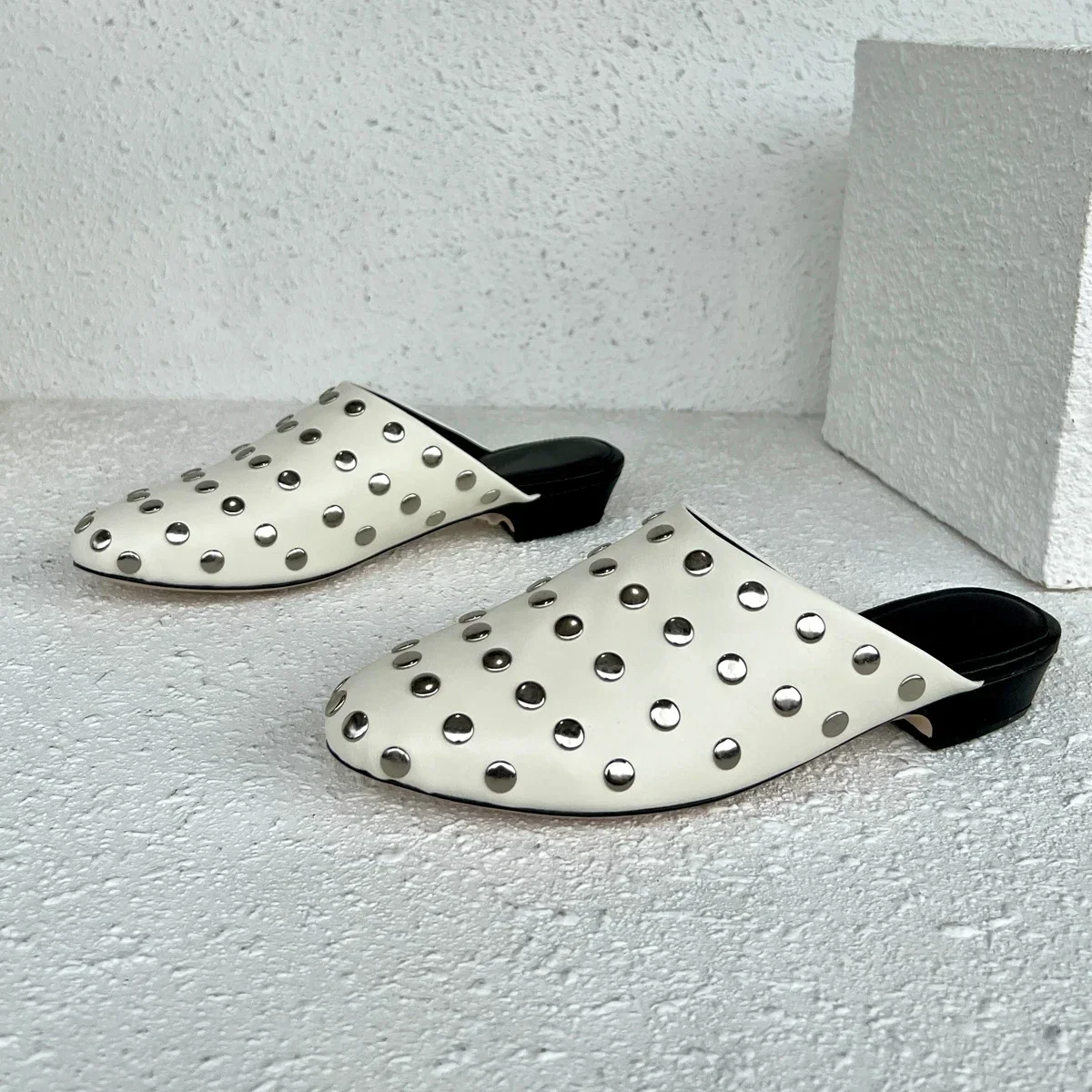 Рисунок 4 - Женские шлепанцы из натуральной кожи