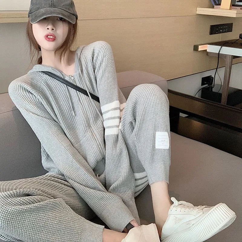 Женский спортивный костюм-двойка с вафельным принтом