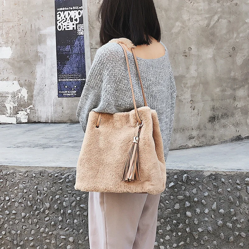 

2022 Autumn Big Bag Women's New Shoulder Bag South Korean Versatile Crossbody Bag Fashion Plush Bucket Bag Wool Bag