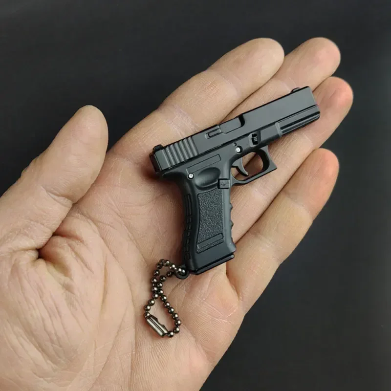 1:3 1PCS 안티 스트레스 장난감 금속 권총 총 키 체인 미니어처 모델 베레타 92F Col 1911 G17 어린이 생일 선물
