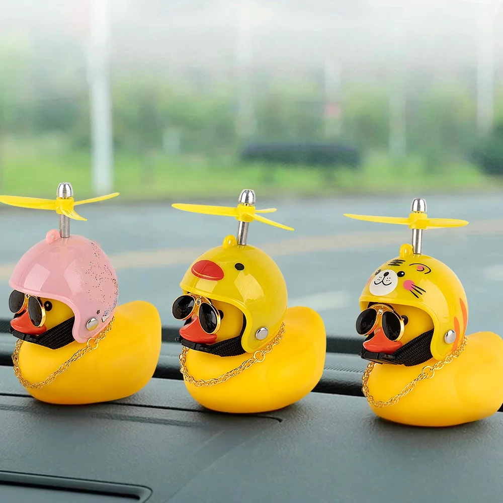 Auto Gummi Ente Spielzeug Mit Helm Gebrochen Wind Anhänger Kleine Gelbe  Ente Auto Dashboard Ornamente Kühlen Brille Ente - AliExpress