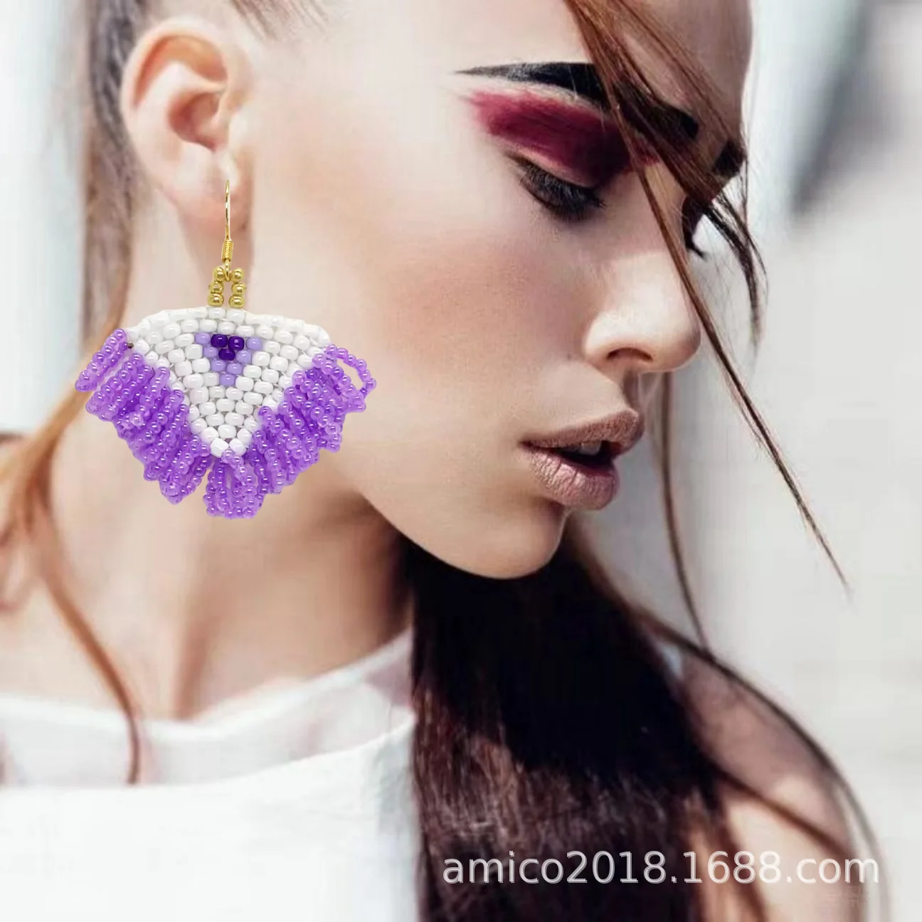 

Серьги с бисером и кисточкой, треугольные оригинальные дизайнерские серьги ручной работы из текстиля в богемном стиле, простые серьги из сплава