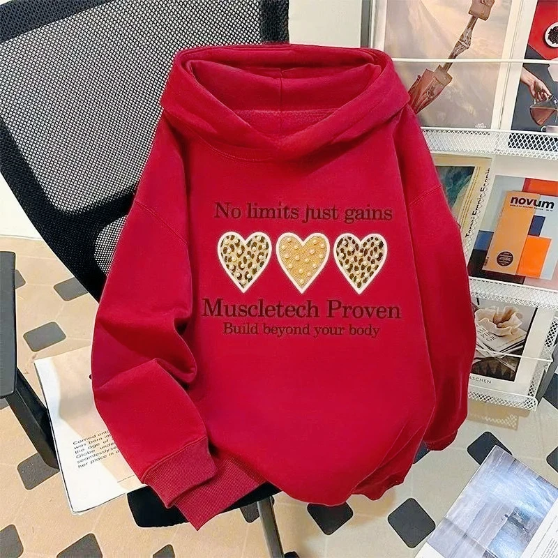 סווטשירט עם הדפס לב בעיצוב נמר מתאים לבנות עם סגנון ספורט משוחרר ומדויק לסתיו וחורף