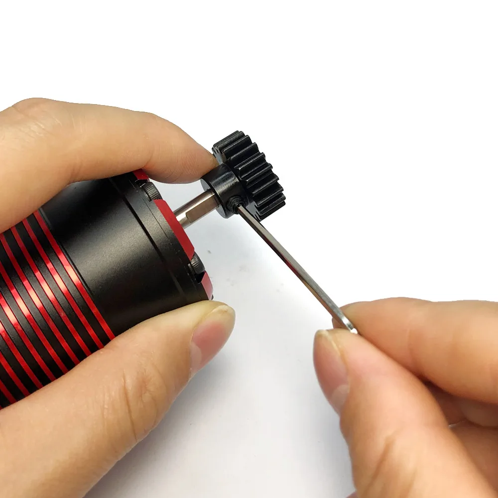 Trois pignons moteur RC en acier trempé, adaptés aux voitures et drones, vus de près.
