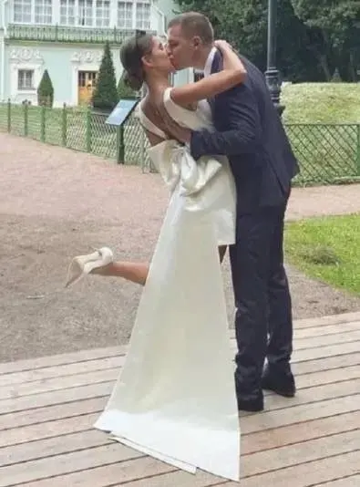 DREAM Customized Short Mini Satin V Neck Bridal Gown Large Bow Open Back Sleeveless Above Knee Length Wedding Party Dress 2025 photo review