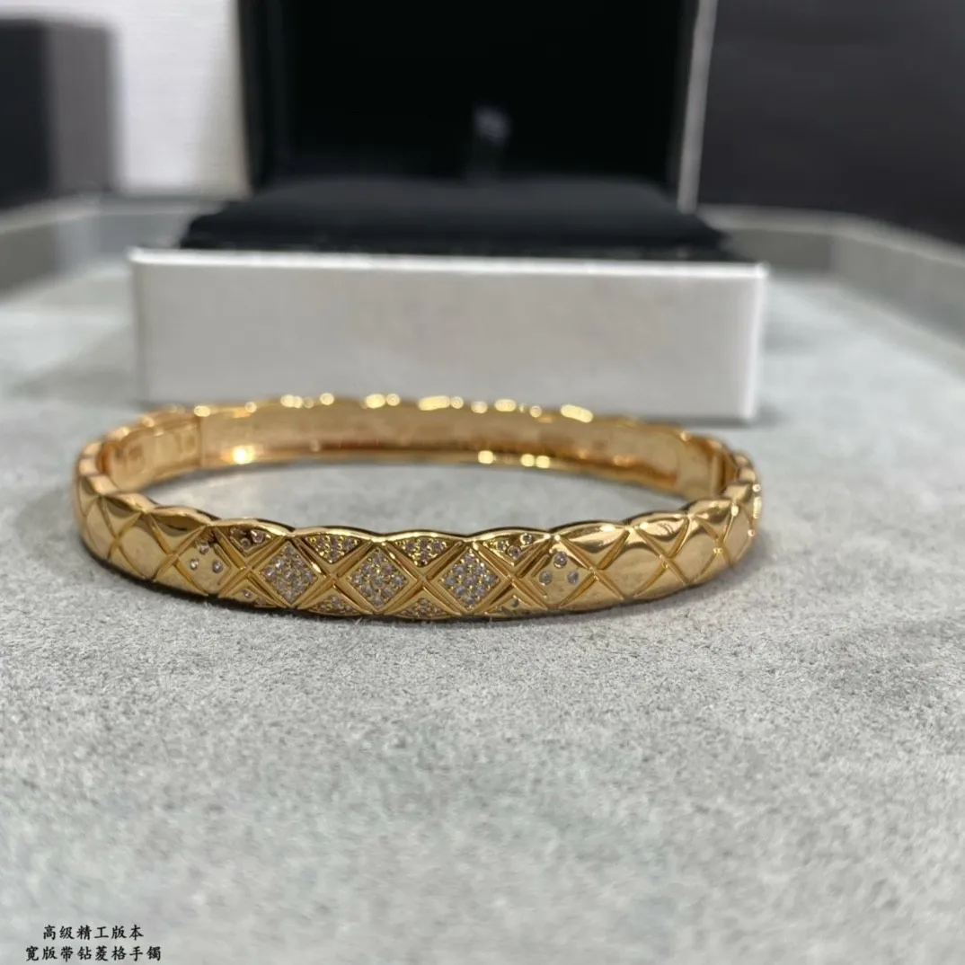 European and American high-quality fashionable zircon inlaid diamond wave pattern personalized bracelet for women's gift party