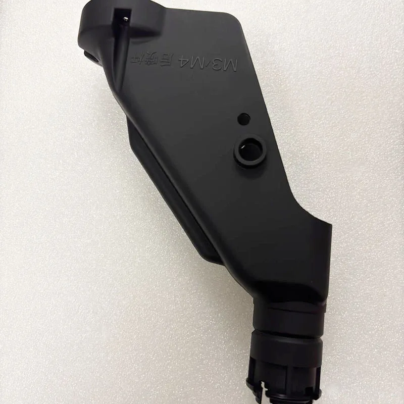 Mains tenant la buse de pulvérisation pour drone agricole T50 compatible DJI Agras, détaillant les connexions et le joint d'étanchéité.