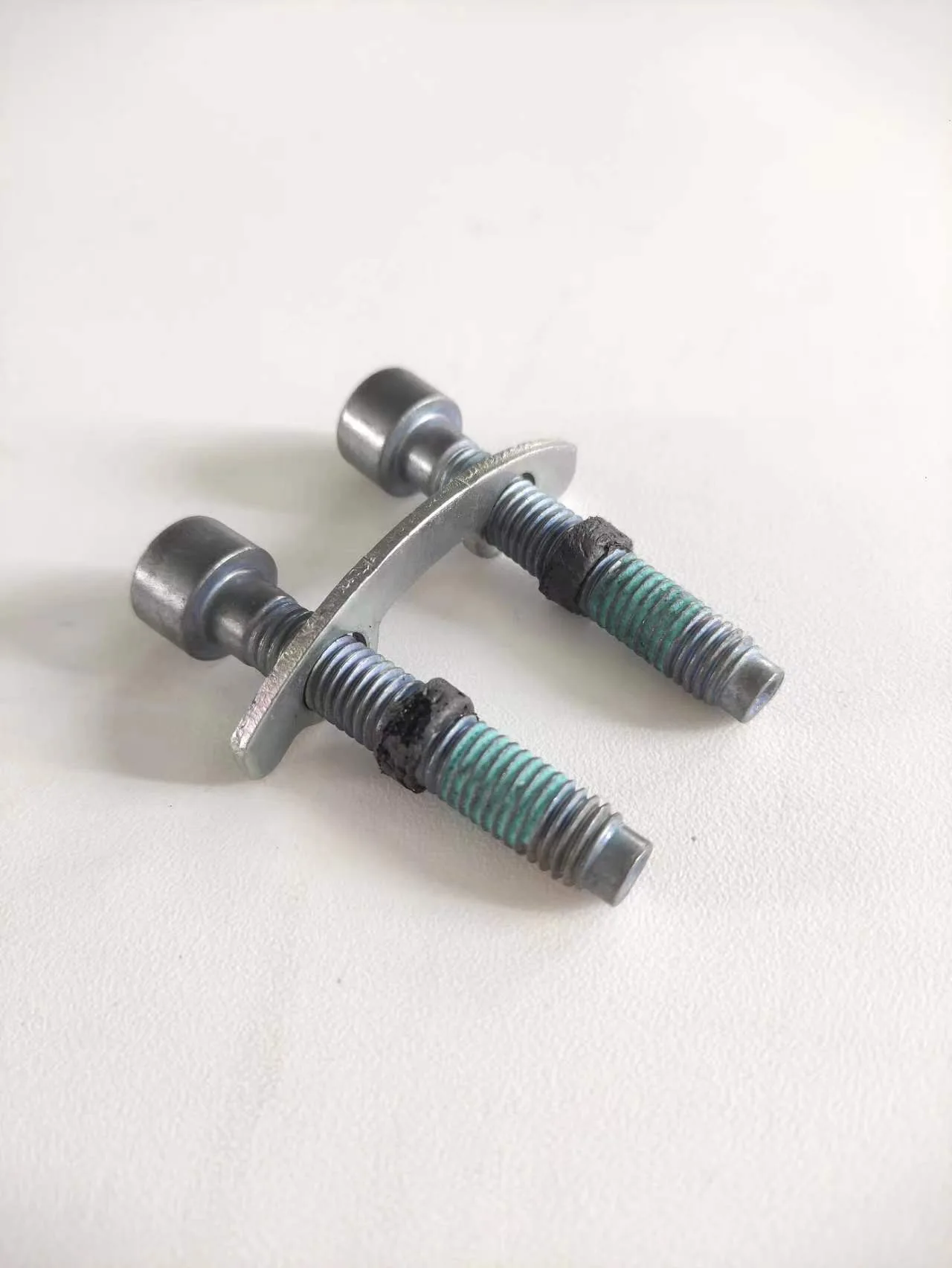 

1pc 68628213AA 68139485AA 2011-2023 Transmission shaft screws (rear) for Jeep Grand Cherokee