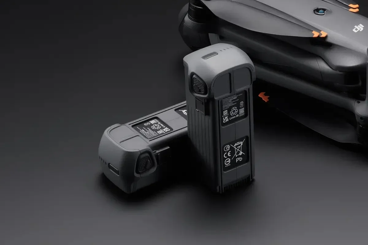 Deux batteries DJI Mavic 3 côte à côte, prêtes à être installées. Achetez Batterie DJI Mavic 3 au Meilleur Prix.