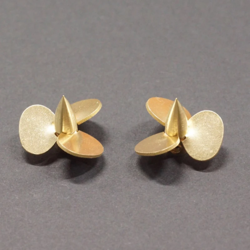 

1 пара 3-лопастных медных пропеллеров наружный диаметр 12,5 мм/13,5 мм отверстие вала 2 мм положительное отрицательное весло для 1/350 RC лодки имитация корабля