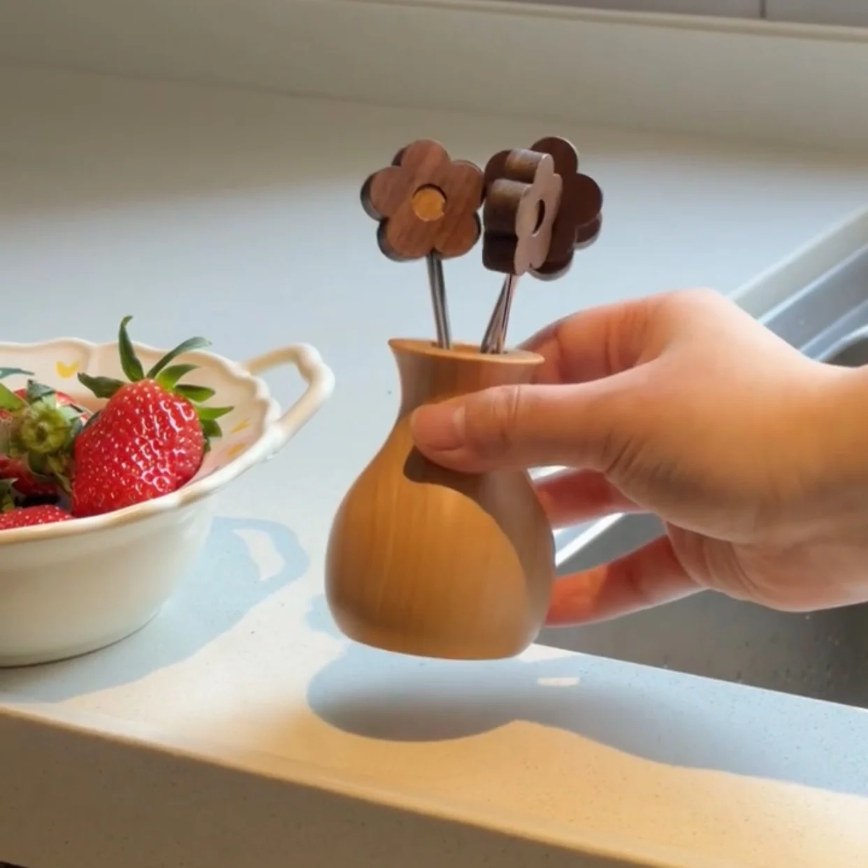Description Picture 5 of itemSolid Fruit Fork Cartoon Fruit Pick Wooden Flower-shaped Fruit Fork Set Home Cute Log Handmade Dessert Hamburger Pick