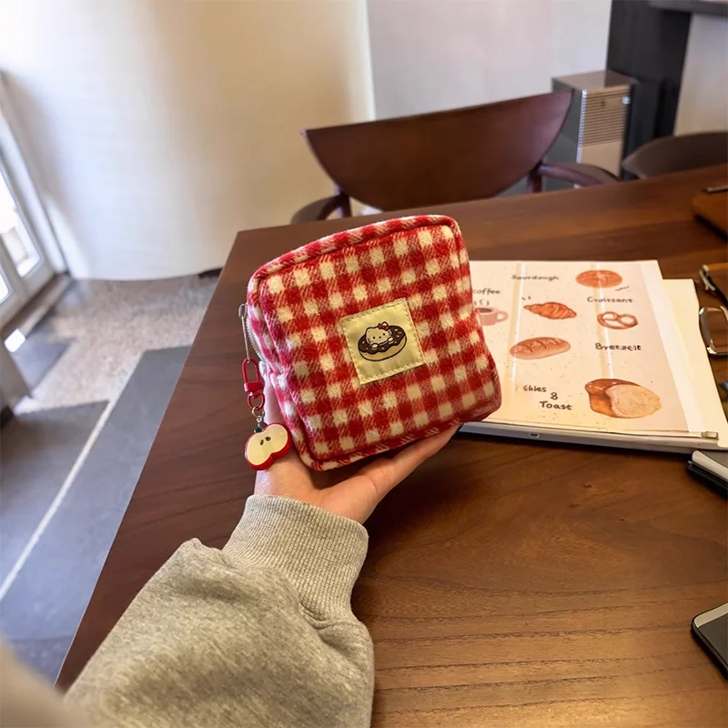 귀여운 헬로 키티 빨간색 체크 무늬 대용량 메이크업 가방 카와이 펜던트 애플 립스틱 카메라 휴대용 보관 가방 여자 여자