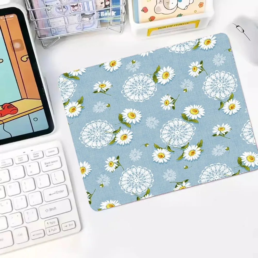 New design floral daisy Rubber Small Desktop Desk Mat Kawaii Gaming Accessories Students Writing Pad Padmouse Desk Play Mats 4