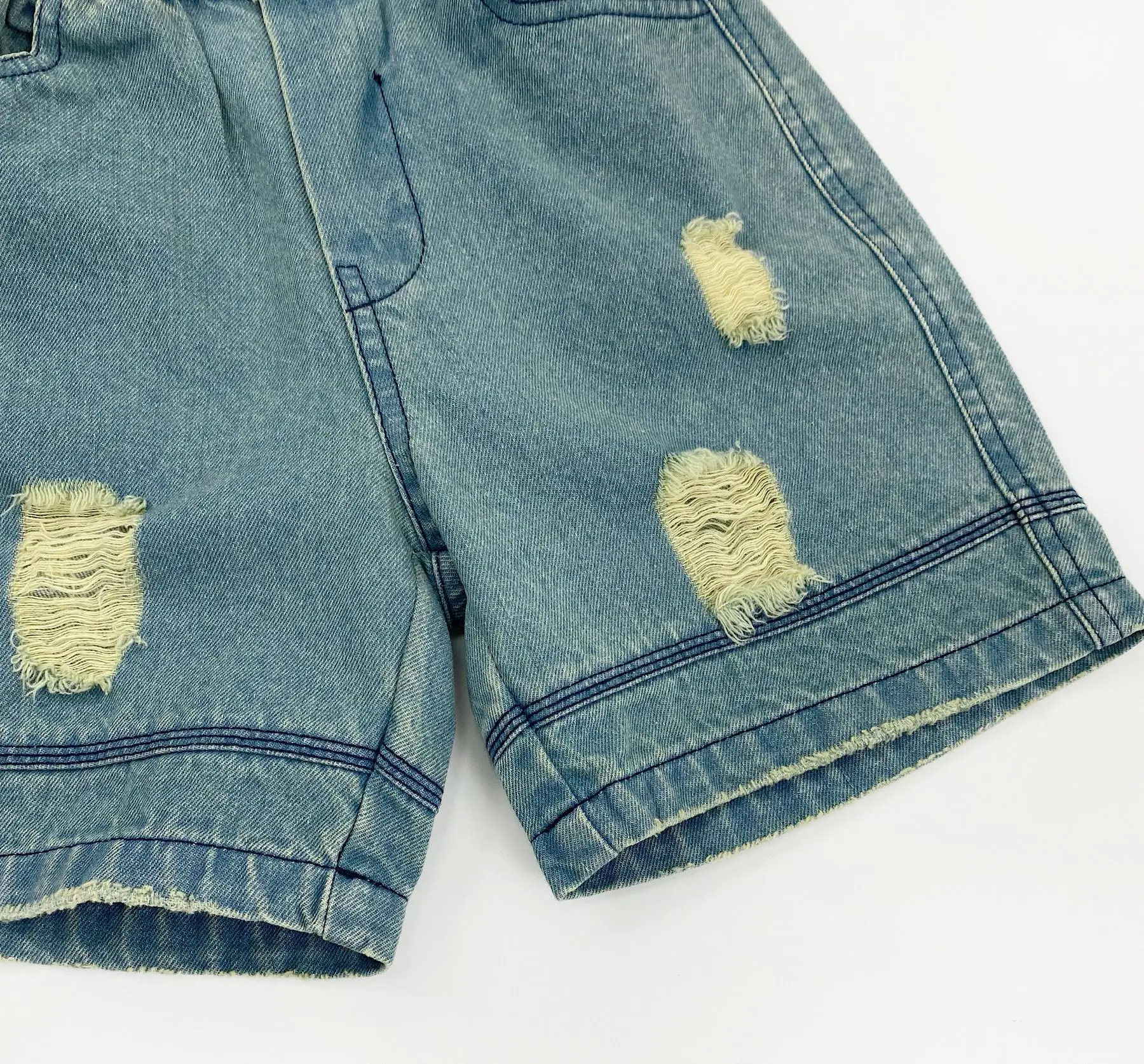 2026 여름 새로운 소년 소녀 찢어진 청바지 어린이 캐주얼 반바지  데님 반바지 느슨한  짧은 청바지 아동복