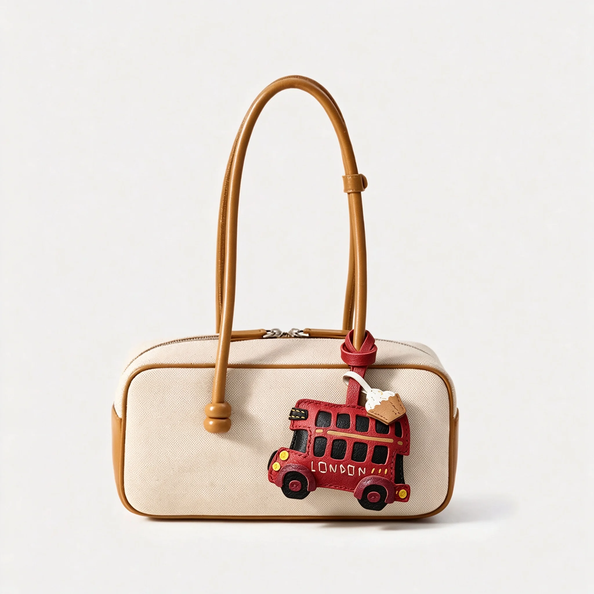 Handgefertigter Vintage Leder-Anhänger in Form eines roten Londoner Doppeldeckerbusses mit Gebäck-Akzent – Stilvoller Anhänger für Handtaschen & Rucksäcke