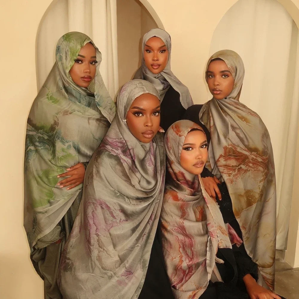 우아함과 편안함이 결합된 Printed Silk Satin Chiffon Hijab Scarf로 스타일에 완성도를 더하세요.