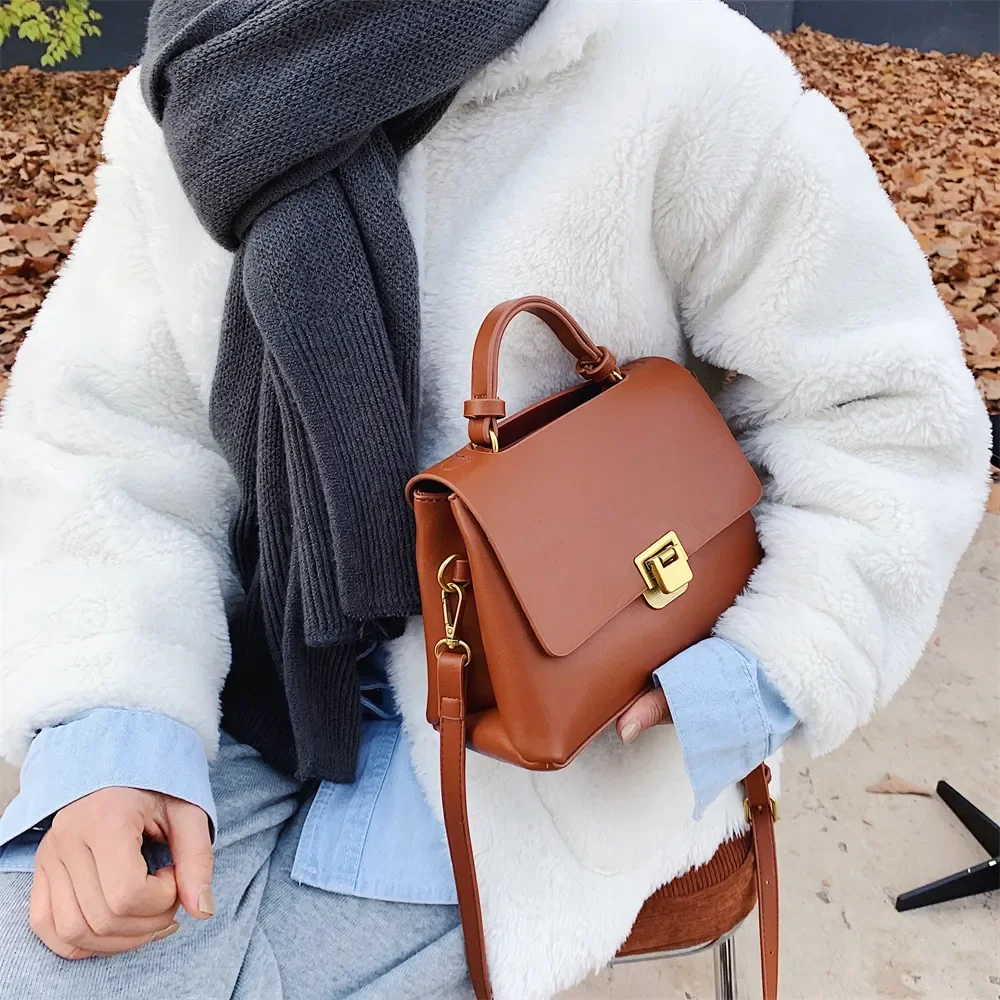 Retro-Handtaschen für Damen 2023, neue Designer-Umhängetasche, Klappenform, reine Farbe, Schulter-Umhängetaschen mit goldener Haspe_voghion.com