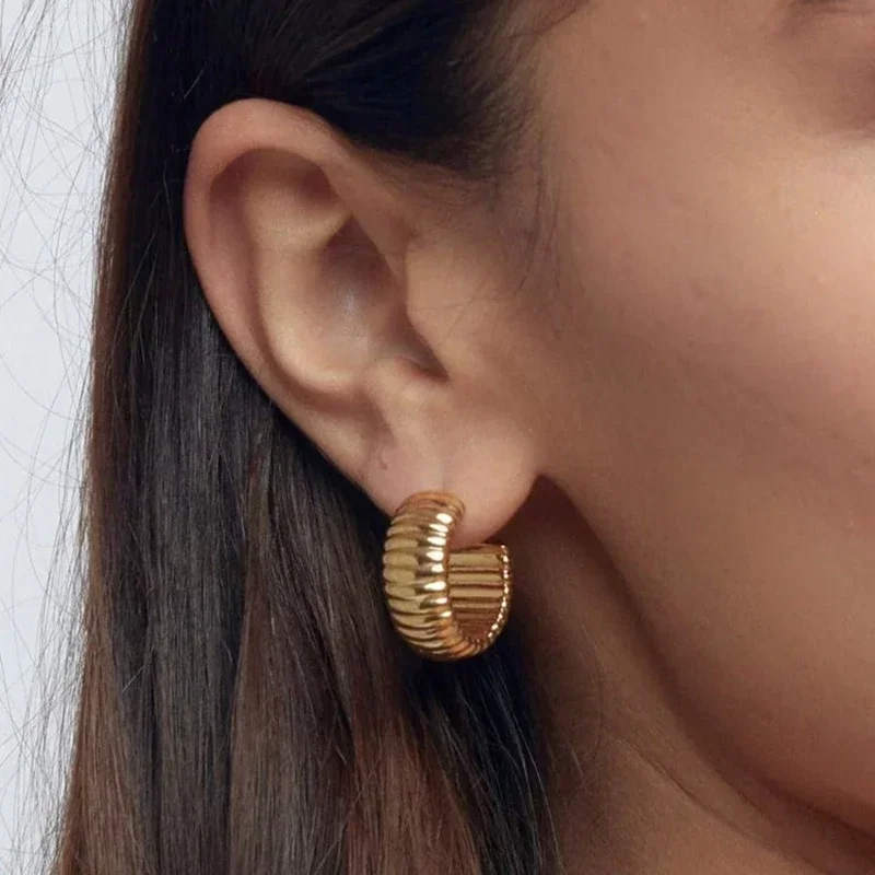 Stainless Steel Striped C Shape Huggie Hoop Earrings Women Sleek Metal Gold Color Twist Hoops Statement Ear Buckle Retro Jewelry