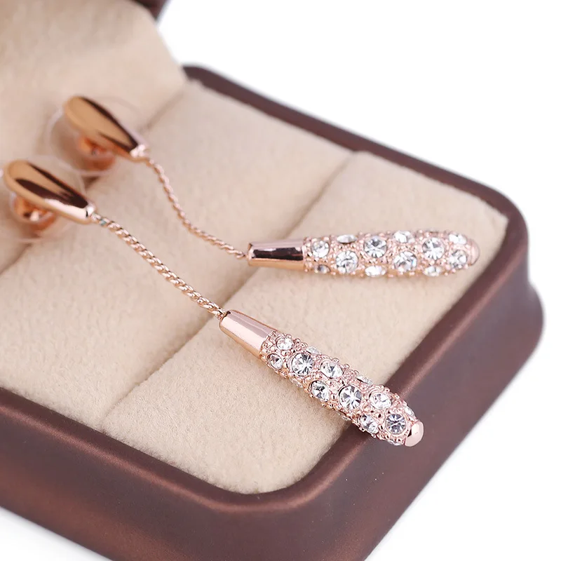 2023 New Hot Style Earrings Female Fashion and Elegant Long Drop-Shaped Alloy Earrings Jewelry Wedding Engagement Gift