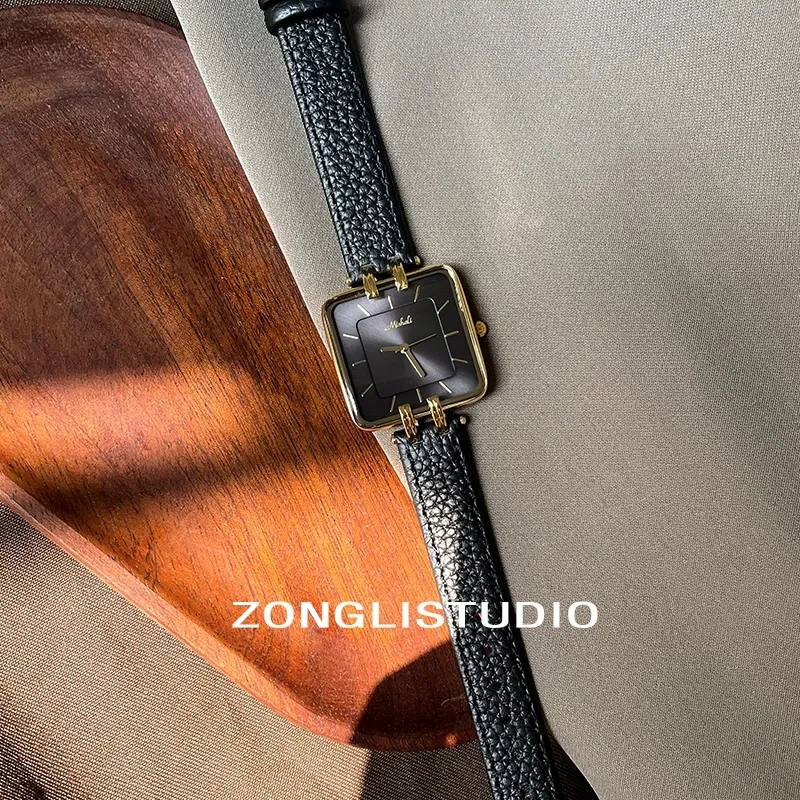 2025 Mode Vrouwen Horloge Grote Vierkante Wijzerplaat Dunne Lederen Band Dames Horloge Elegante Quartz Meisjes Horloges Casual R