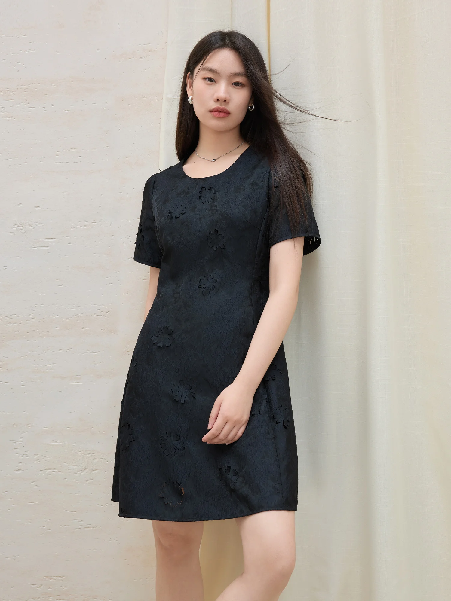 DUSHU 2025 Summer Women’s Textured Floral Shift Dress – Midnight Tone & Curvy Silhouette for Office Chic Elegance 25DS82284 DUSHU 2025 Summer Women’s Textured Floral Shift Dress – Midnight Tone & Curvy Silhouette for Office Chic Elegance 25DS82284
