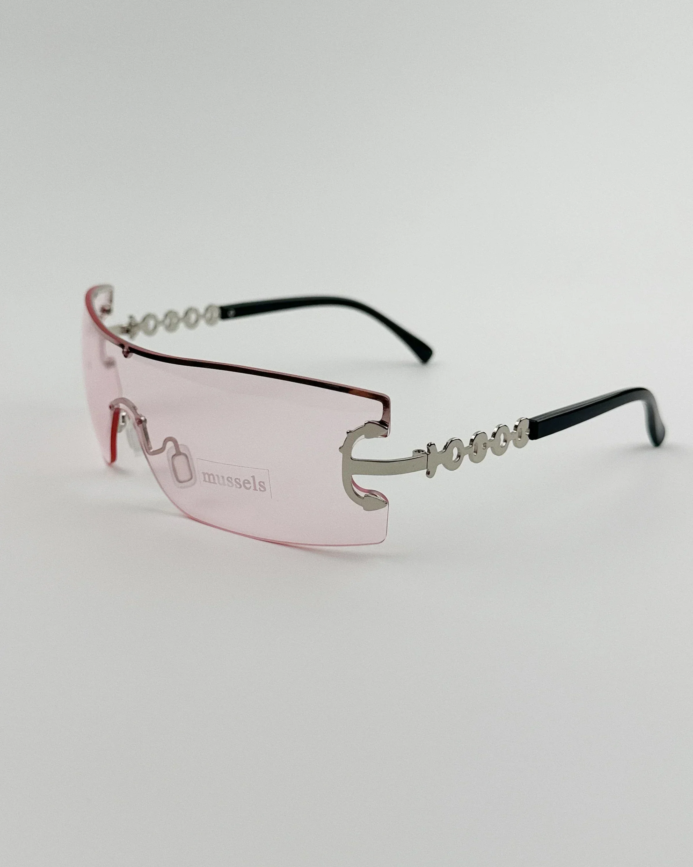 Рисунок 4 - Темные очки Y2K в стиле ретро с вогнутым дизайном