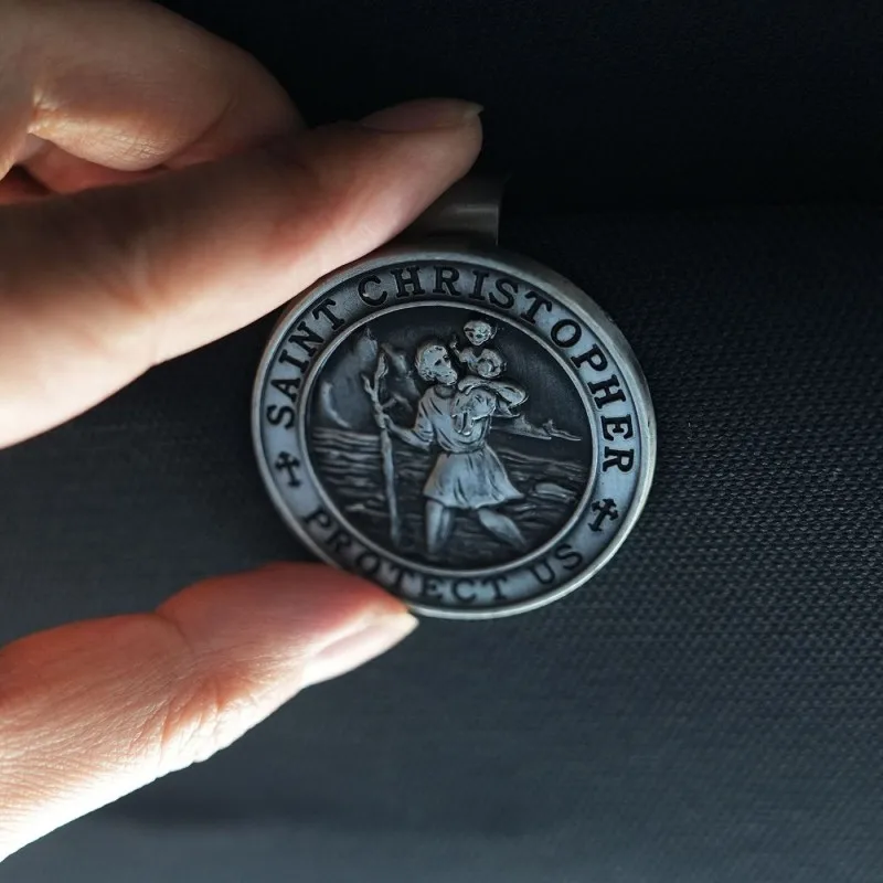 Clip per visiera di San Cristoforo per auto in metallo Amuleto di San Cristoforo Talismano di sicurezza Accessori auto Regalo per famiglie di conducenti - immagine 3