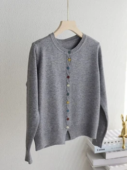 سترة تريكو فضفاضة لطيفة جديدة لعام 2025 سترة نسائية برقبة دائرية بتصميم أزرار ملونة وأكمام طويلة قطع علوية متماسكة