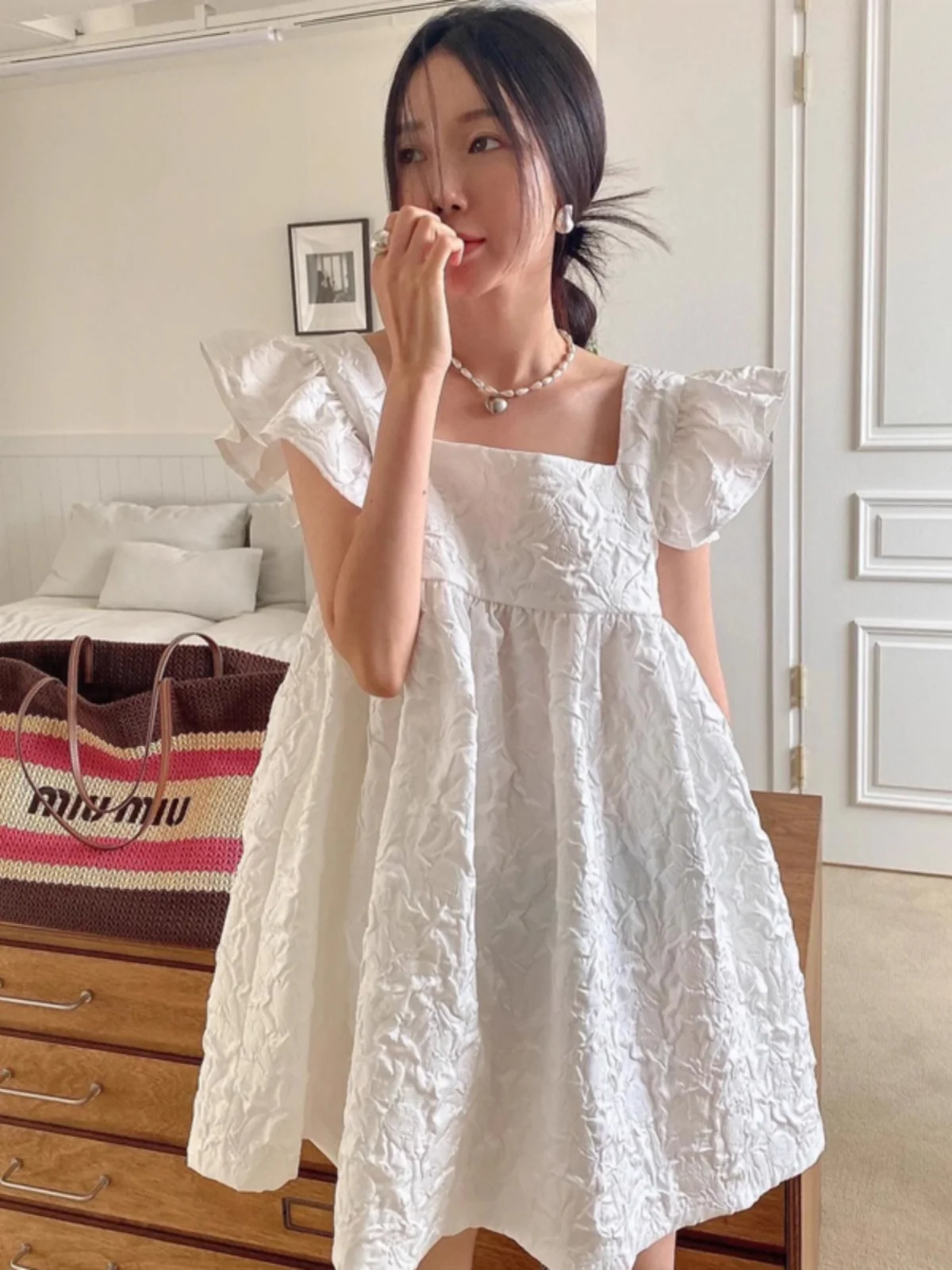 봄 2024 새로운 여성 미니 드레스 스위트 블랙 프릴 엣지 스퀘어 칼라 허리 장착 a 라인 화이트 드레스 