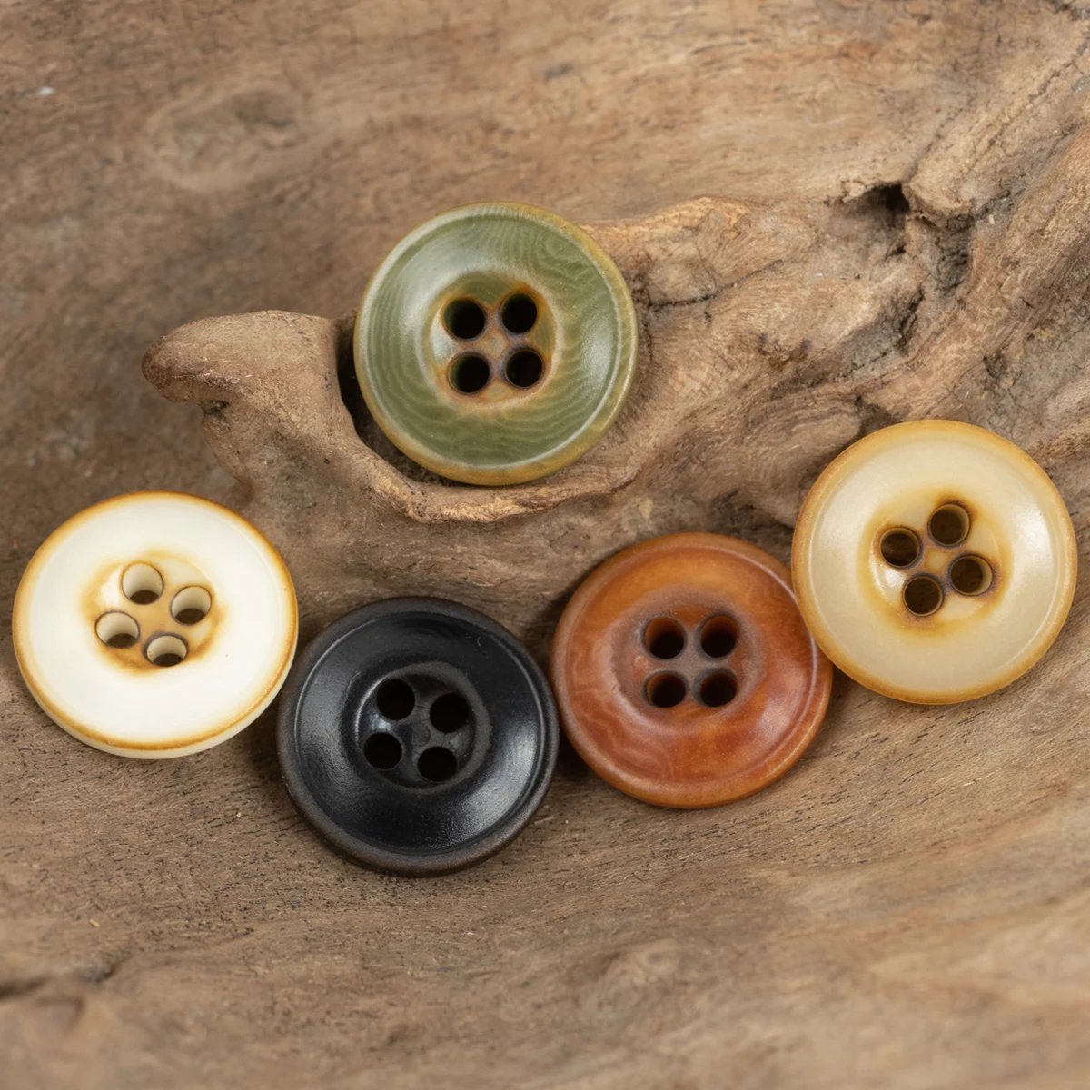 32 Boutons Anciens En Corozo Noir - Diamètre 18mm - Sur Cartes Originales - Occasion