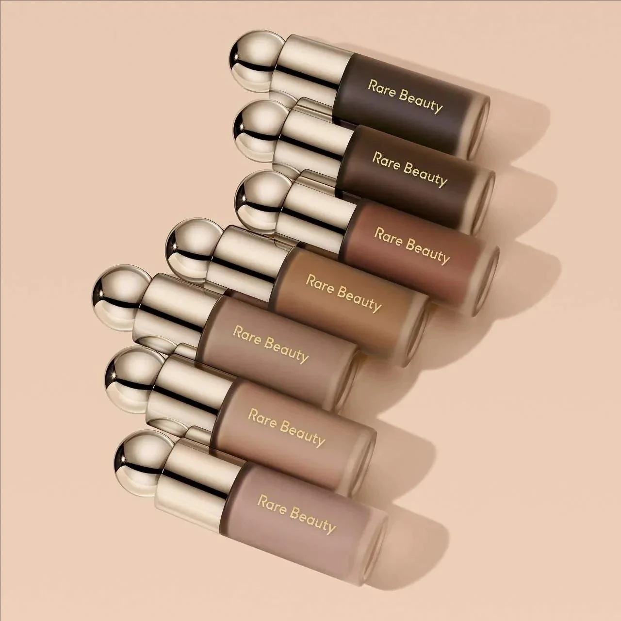 Set trucco Rare Beauty: liquido per il viso, bronzer, stick per contouring, correttore, crema per contouring del naso, ombretto, fondotinta nutriente e illuminante._voghion.com