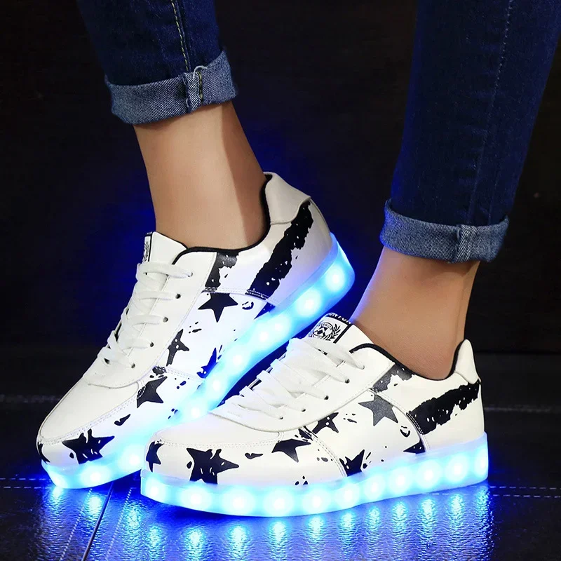 รูปสินค้า รองเท้าผ้าใบแฟชั่น LED ส่องสว่าง หญิงสาวเท่ๆ กลางคืน