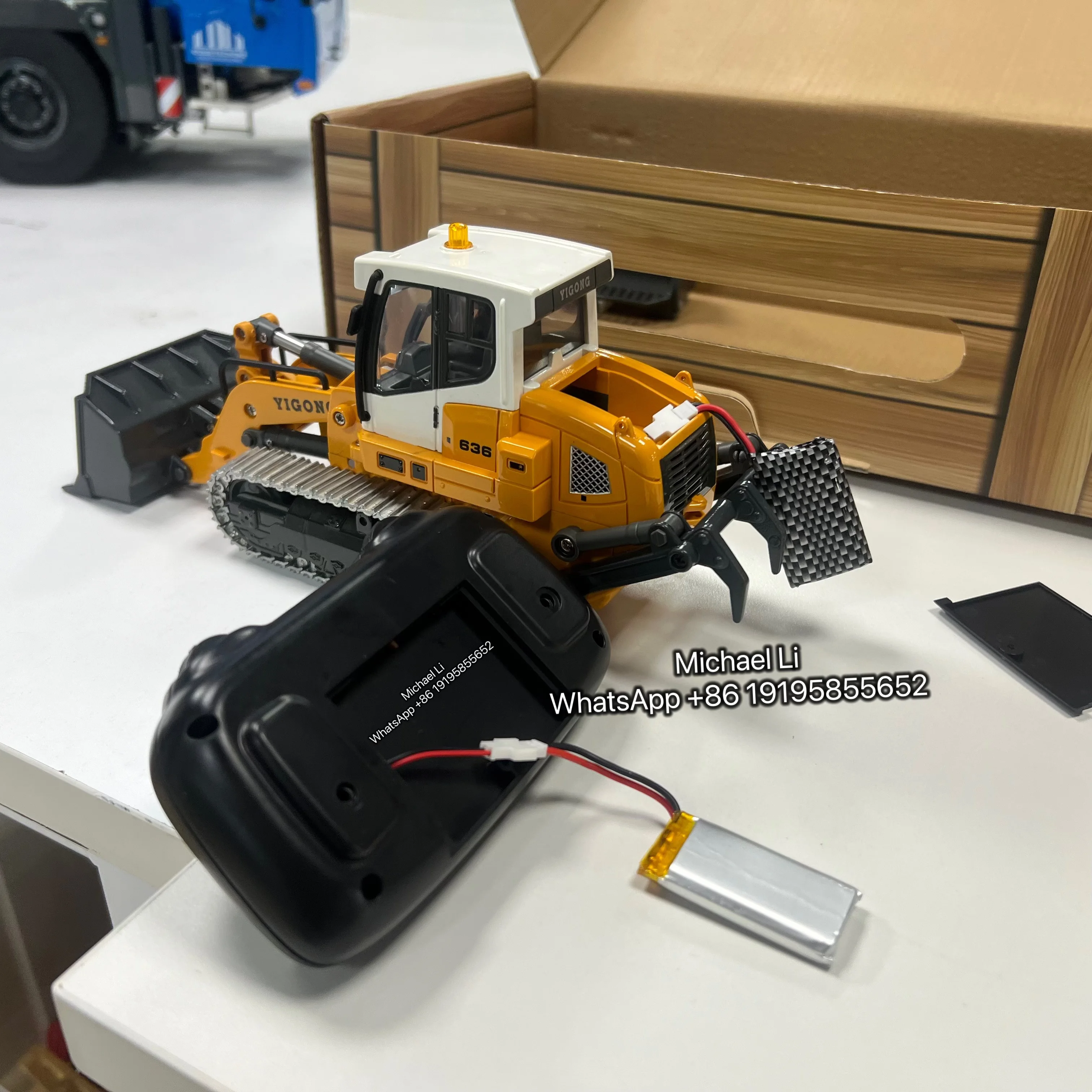 1/50 LR636 RC ローダー 1:50 RC Electric Lifting Tracked Loader LR636 2.4G Construction