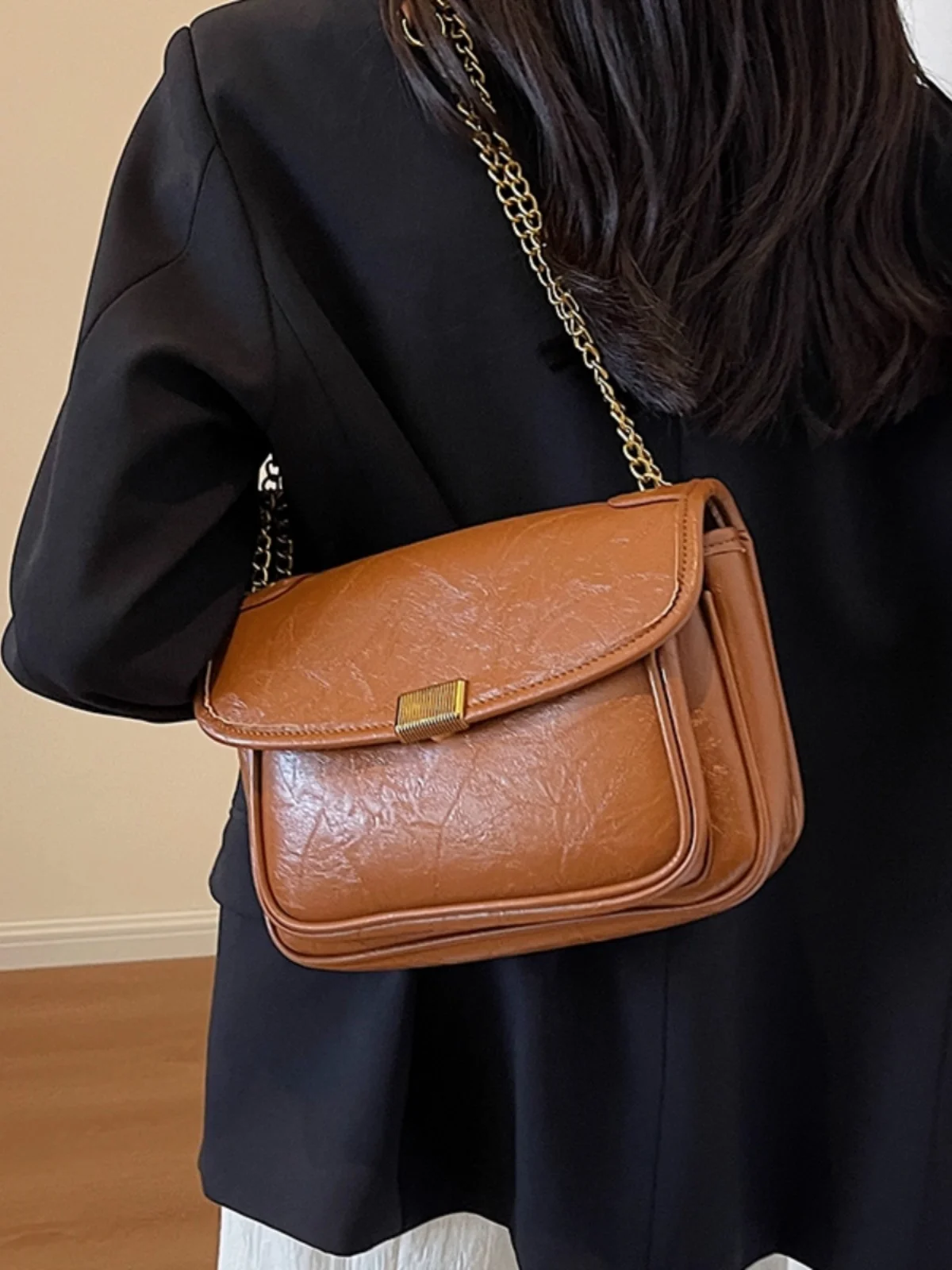 

Осенне-зимняя Ретро сумка для женщин, новинка 2023, популярная сумка-мессенджер на цепочке, модная квадратная сумка через плечо