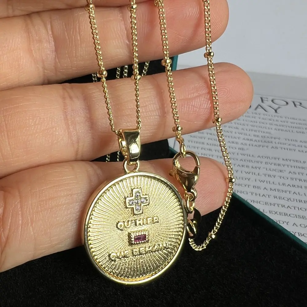 Detalhe da peça colar amor em francês com medalha dourada