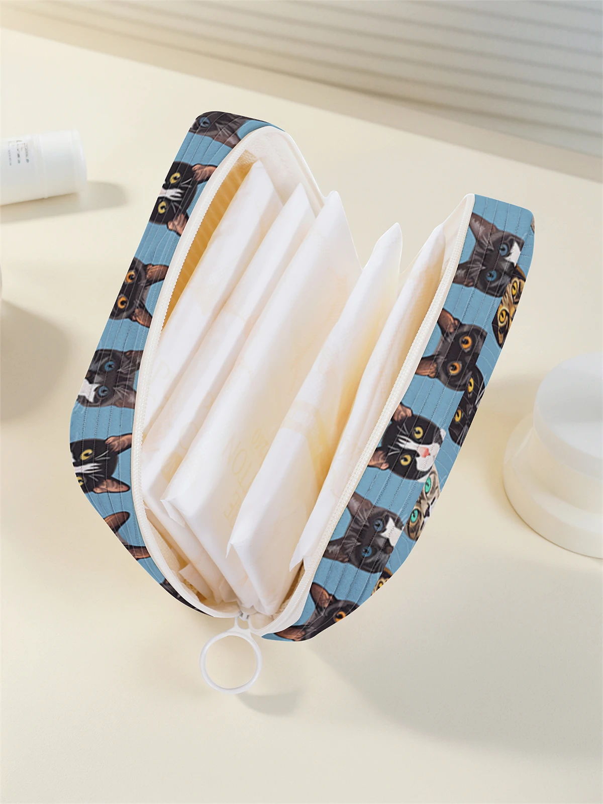 Cartoon cat pattern printed sanitary napkin storage bag, women's lightweight tissue bag, sanitary tissue bag