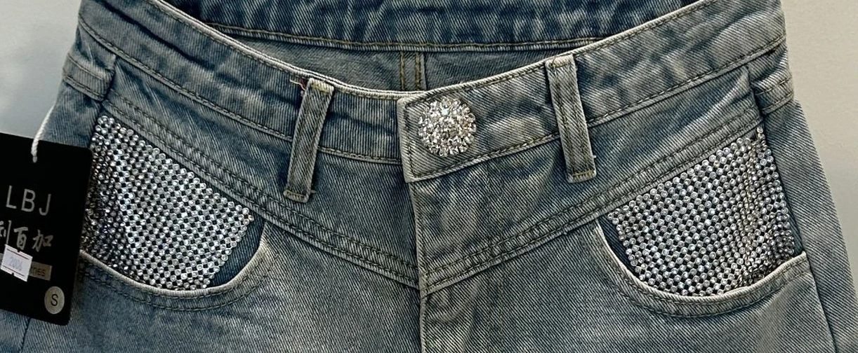 Streetwear Hot Girl Metal Diamond Pocket Jean Shorts Feminino 2024 Summer New Hot Drilling Three-Point Denim Shorts for Women