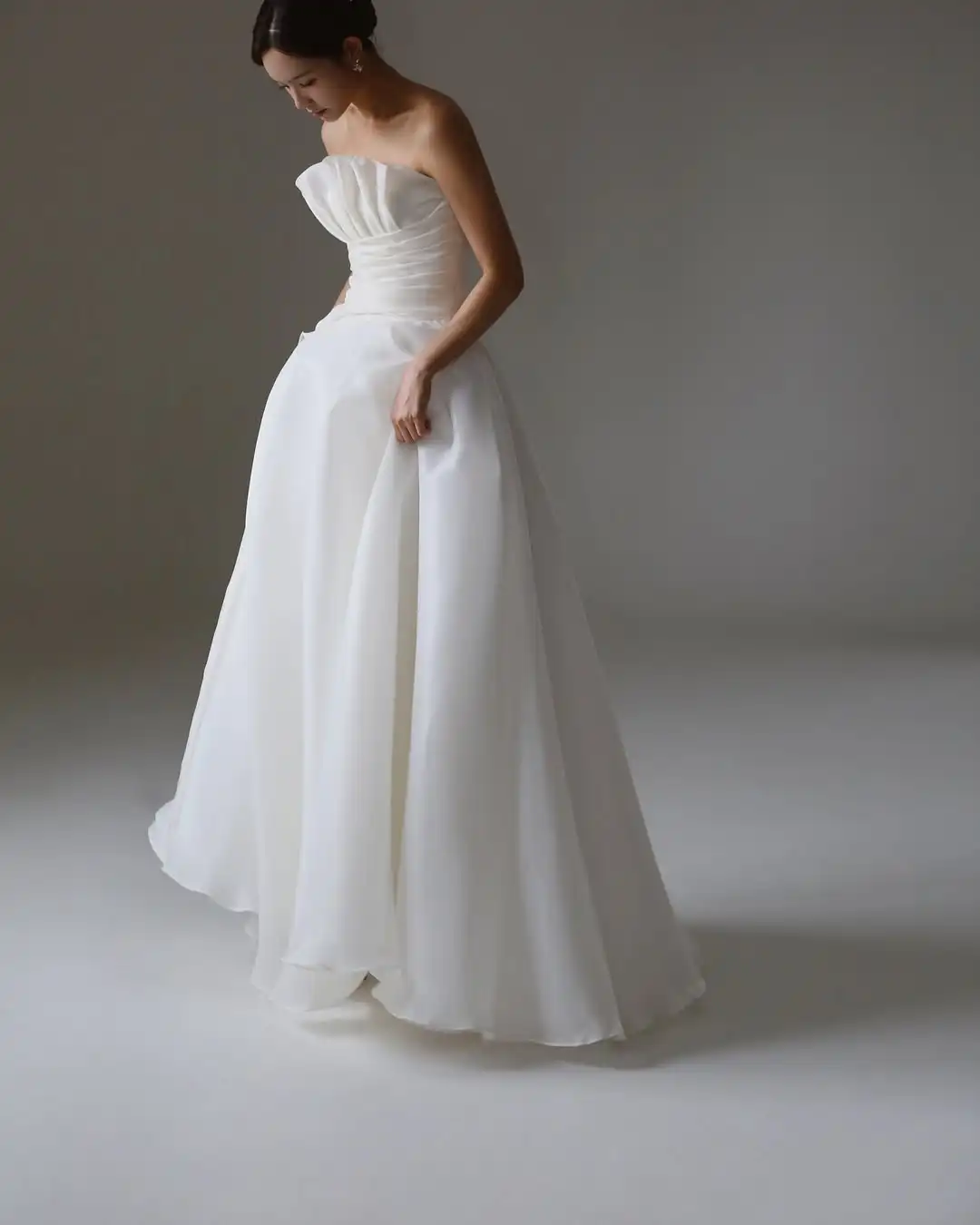 MD Simple A-line Scalloped Wedding Dress Sleeveless Korea Photoshoot Pleat Floor-Length Bridal Gown Corset Customized 웨딩드레스 2025 4