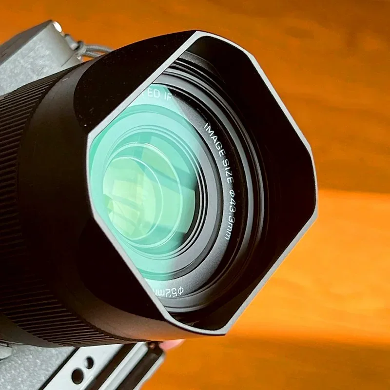 Capot d'objectif carré en métal pour Viltrox 56mm F1.7, installé sur l'objectif avec reflets métalliques.