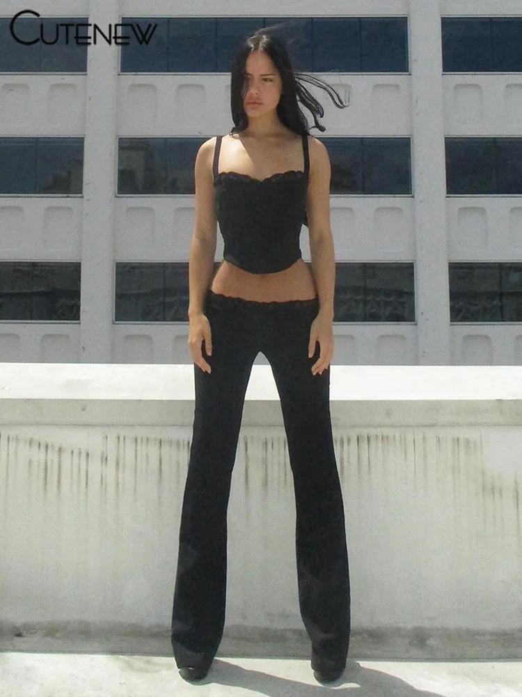 Conjunto de dos piezas de encaje con retazos para mujer, camisola sexy estilo hipster con tirantes finos y pantalones ajustados de cintura alta, ropa femenina