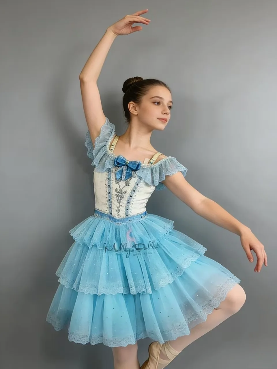 Hochwertige, maßgeschneiderte Spitzenkleider für Erwachsene und Kinder aus Stücken wie „Der Nussknacker“, „Coppelia“ und „La Sylphide“. – Detail 2