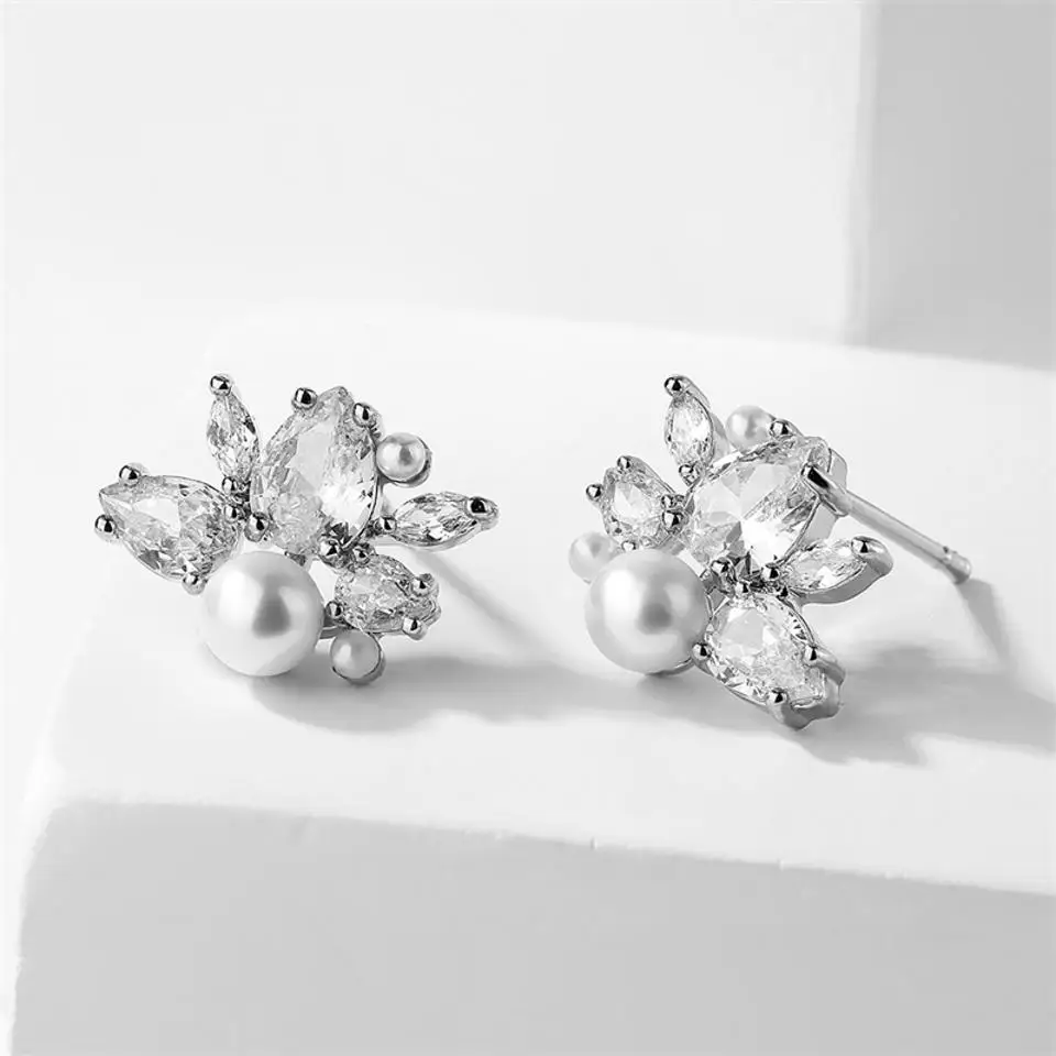 ZAKOL Elegante weiße Imitationsperlen-Blumen-Ohrstecker für Frauen, glänzender Wassertropfen, Zirkonia, Brautohrring, Hochzeitsschmuck – Detail 4