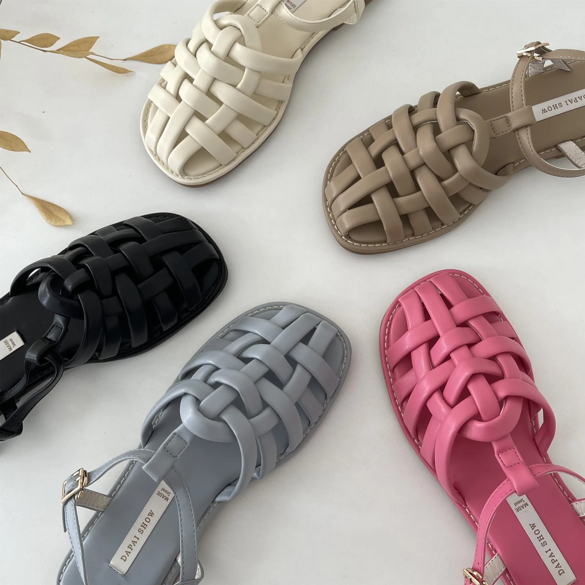 Рисунок 3 - Женские сандалии с плоской подошвой ASHIOFU