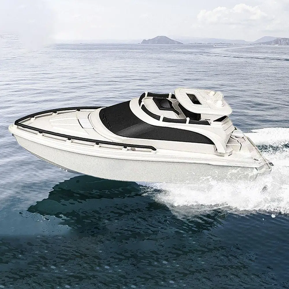 Bateau RC télécommandé rapide jaune vu de côté, design aérodynamique et coque profilée.