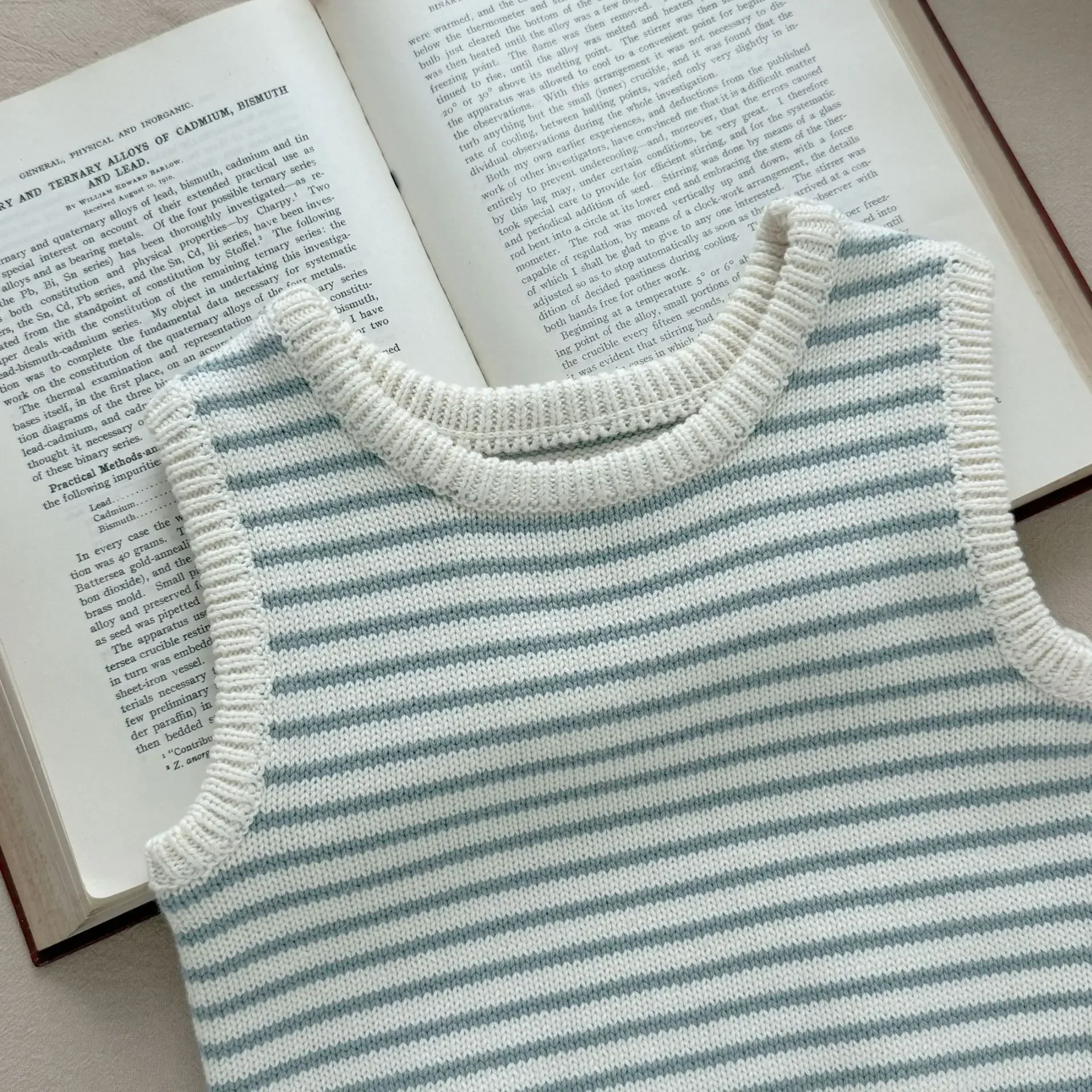 0-4세 여아용 줄무늬 민소매 스웨터 2026 봄  여아용 면 니트 조끼 부드러운 어린이 일상 레이어링 가을 풀오버 옷