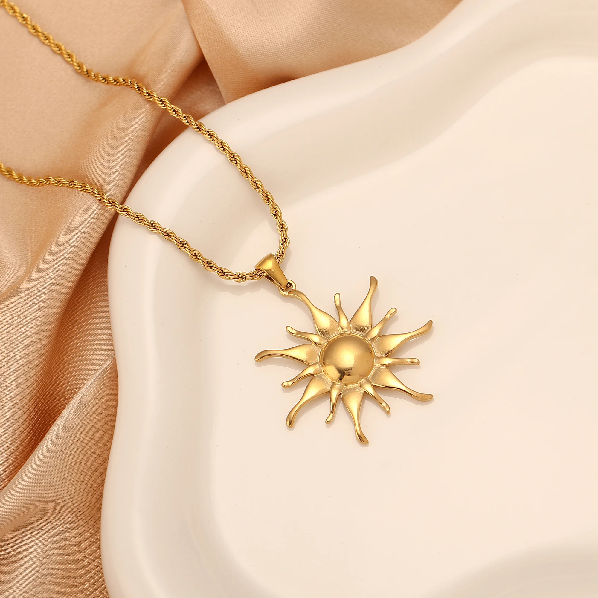 DOOYIO Halskette mit Seestern/Blume/Sonne/Muschel-Anhänger, 18 Karat Gold, PVD-beschichteter Edelstahl, gedrehte Ketten für Damen, Halsketten, Schmuck, Neu – Detail 8