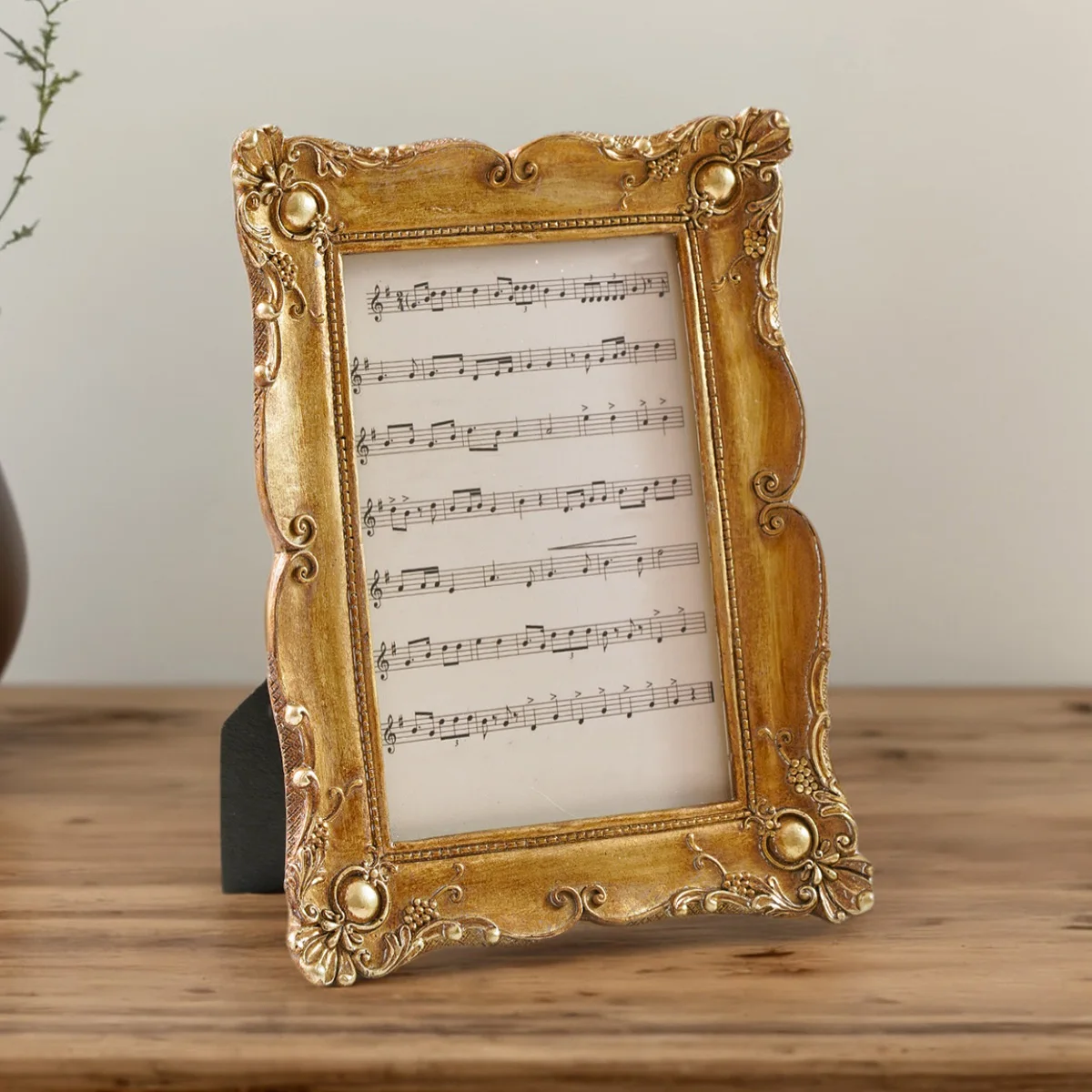 1PC, European retro golden lace decorated photo frame, with a sheet of staff photo paper inside