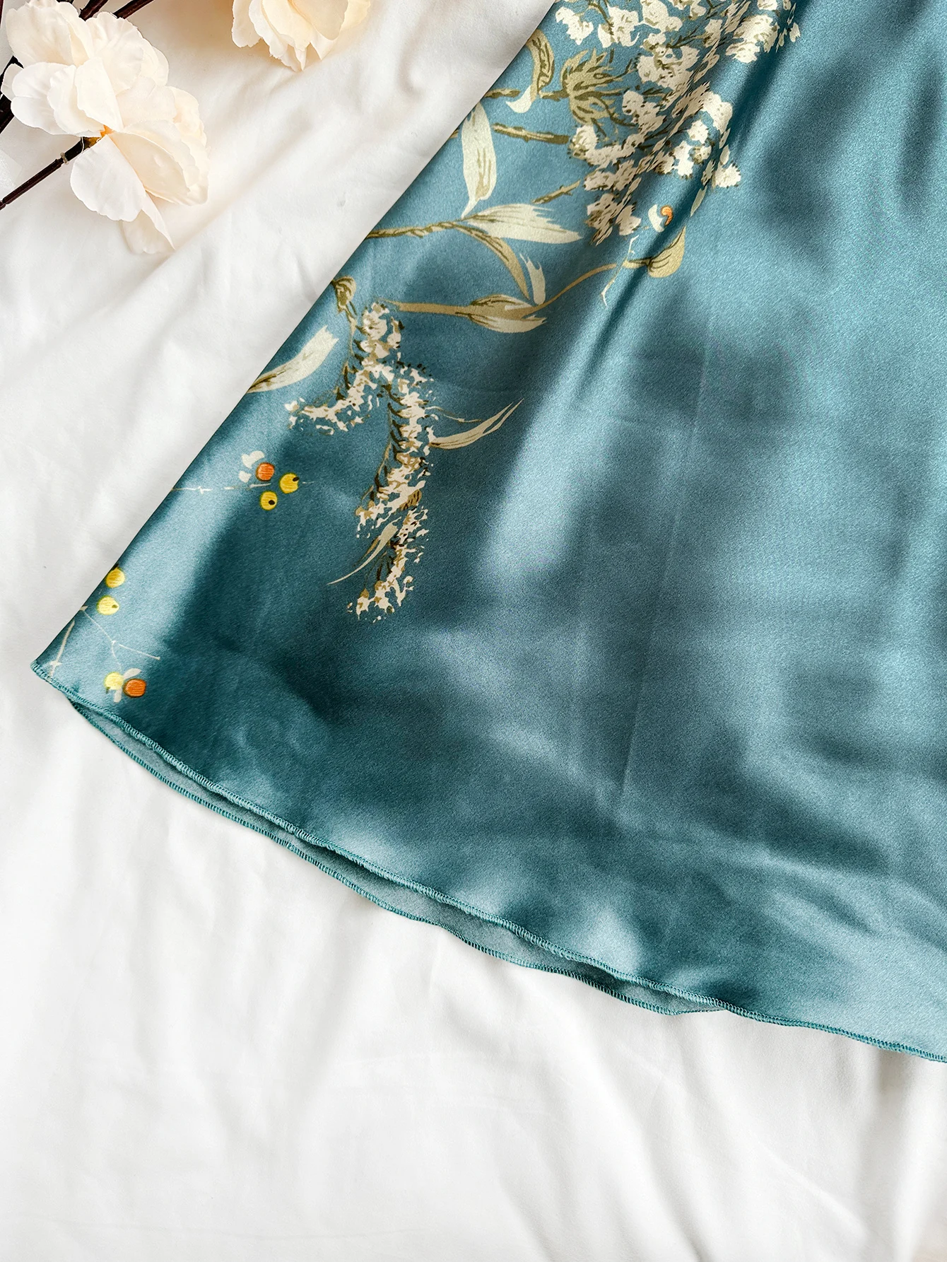 طقم ثوب نوم نسائي أنيق بطبعة الكرز مع فساتين بحزام مكون من قطعتين ملابس نوم مريحة