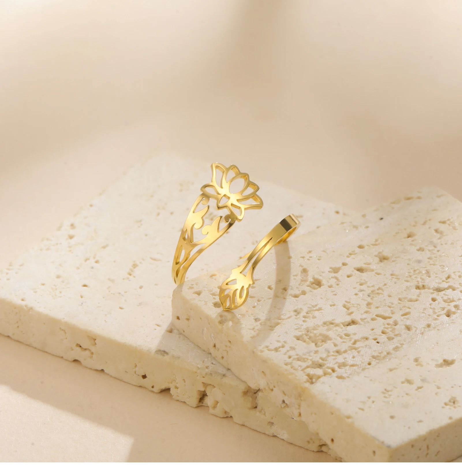Goldfarbener Edelstahl Hohler Lotus-Blumen Offener Ring Minimalistischer Verstellbarer Fingerring für Frauen Tägliches Tragen Geschenk – Detail 9