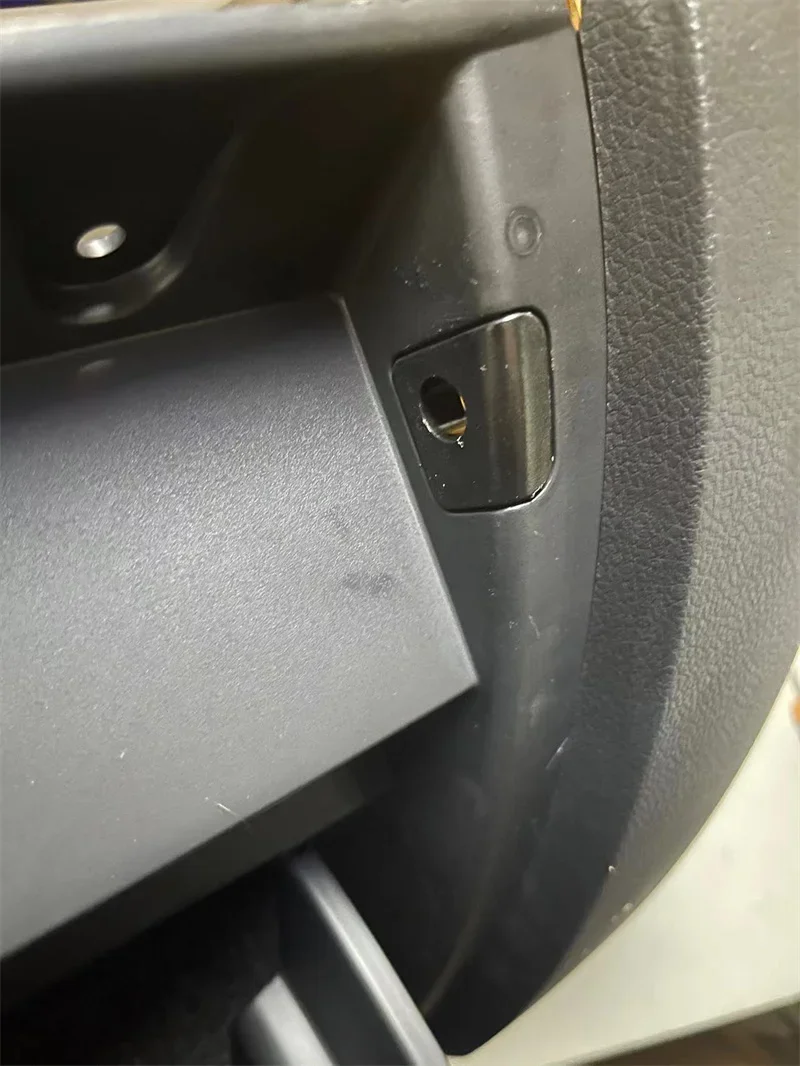 스코다 슈퍼브 우측 수납함 고정 클립 1개